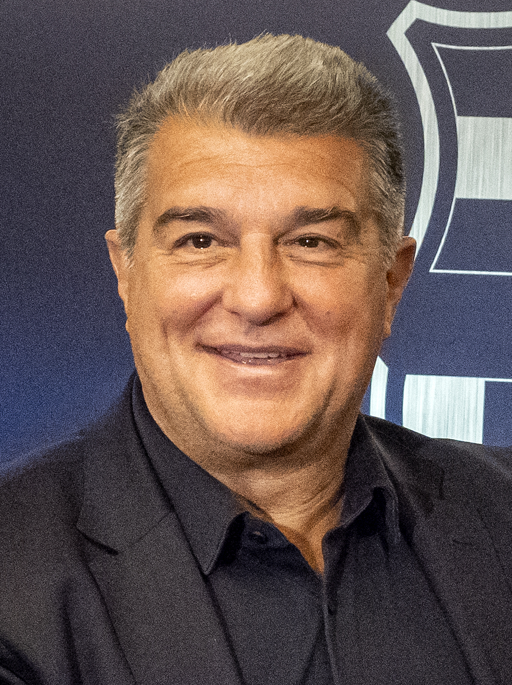 El president d'Òmnium, Xavier Antich, i el president del FC Barcelona, Joan Laporta, presenten l'acció conjunta a l'Spotify Camp Nou el dia de Sant Jordi. Un gran mosaic amb el lem