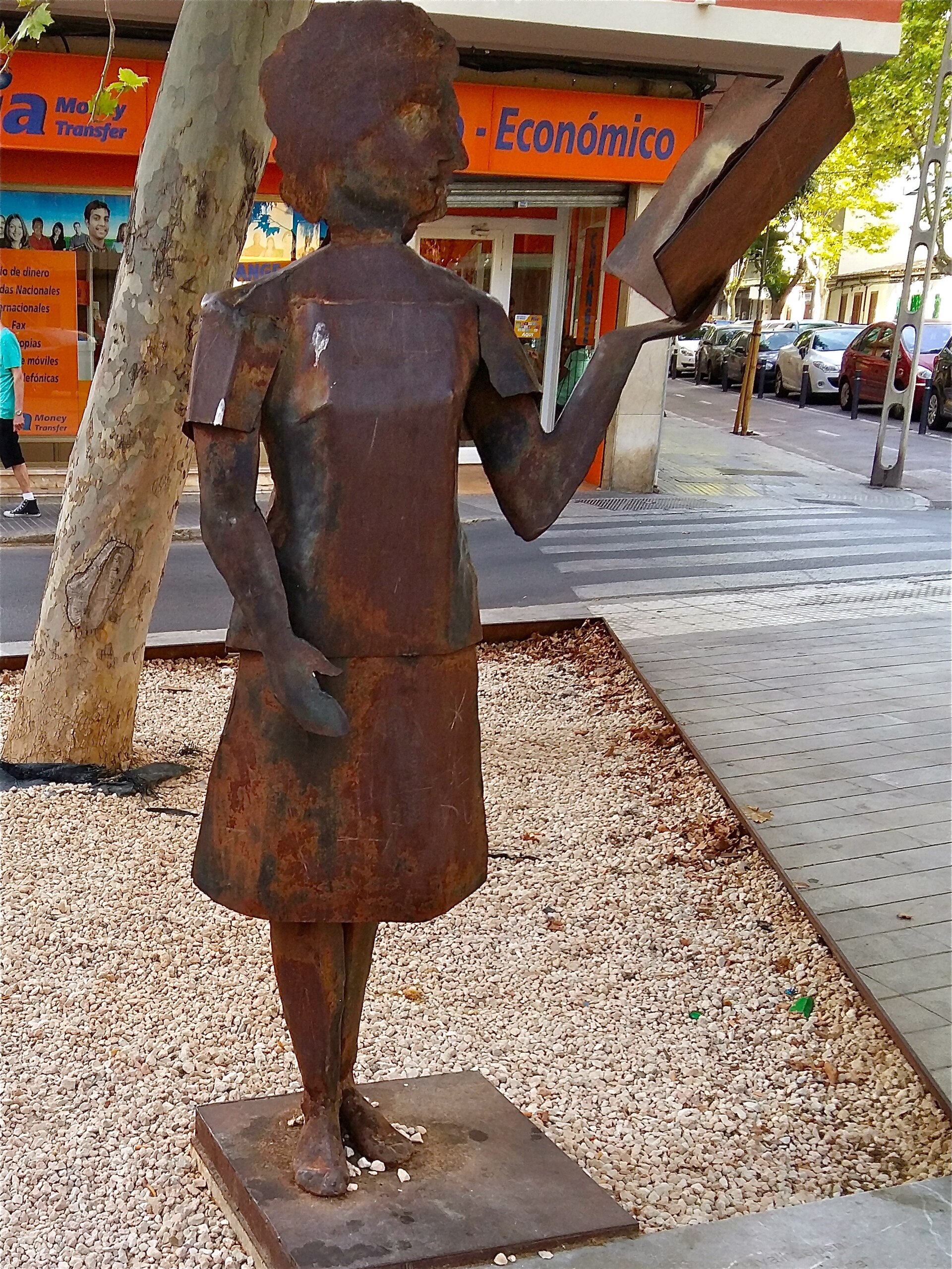 Encarnació Viñas Olivella, escultura al Carrer Luca de Tena