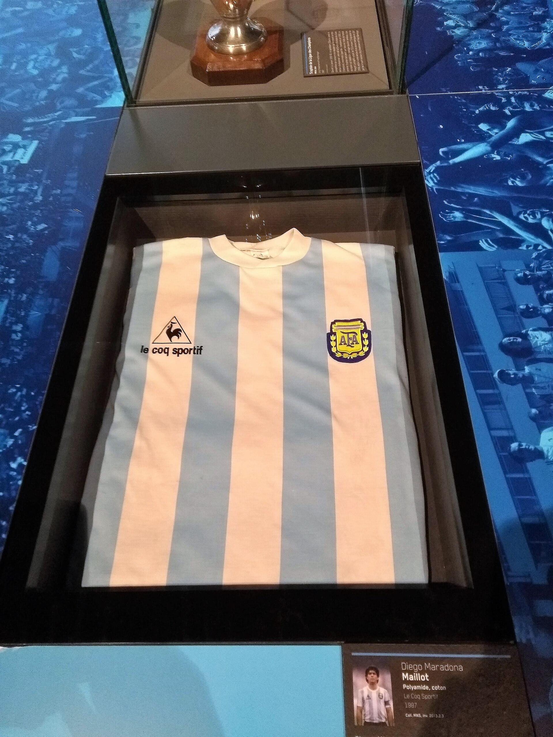 Camiseta de Diego Maradona expuesta en un museo