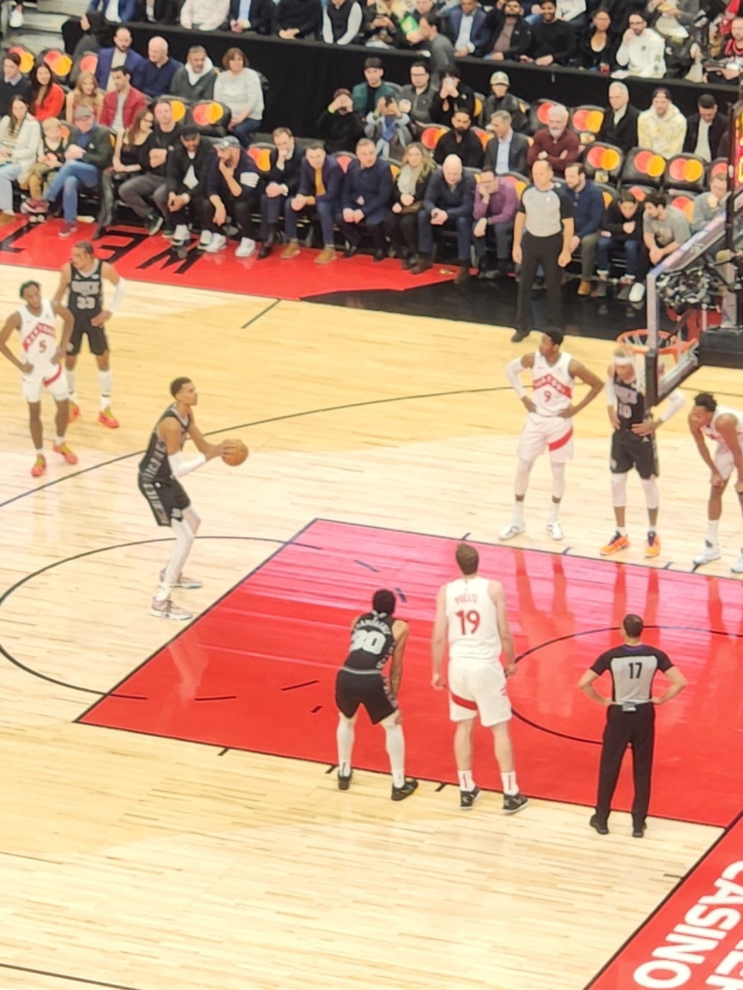 Victor Wembanyama pendant le match de NBA Toronto Raptors – San Antonio Spurs en février 2024